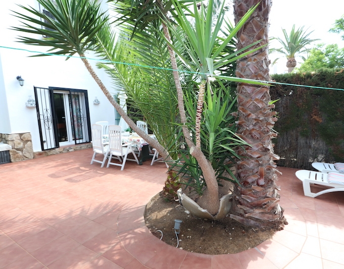 Cozy townhouse just 400m from the beach.