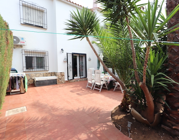 Cozy townhouse just 400m from the beach.