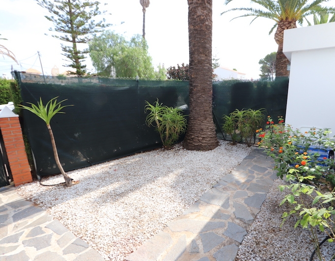 Cozy townhouse just 400m from the beach.