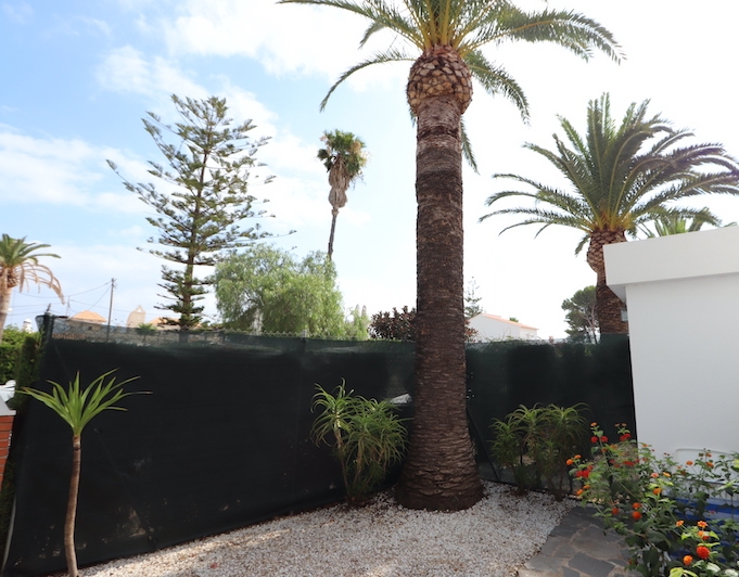 Cozy townhouse just 400m from the beach.