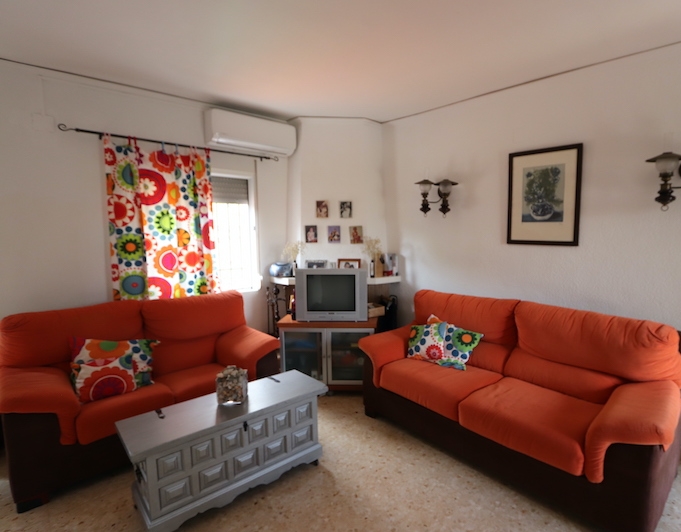 Cozy townhouse just 400m from the beach.