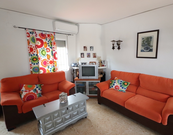 Cozy townhouse just 400m from the beach.