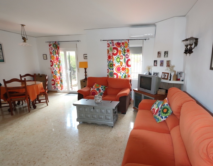 Cozy townhouse just 400m from the beach.