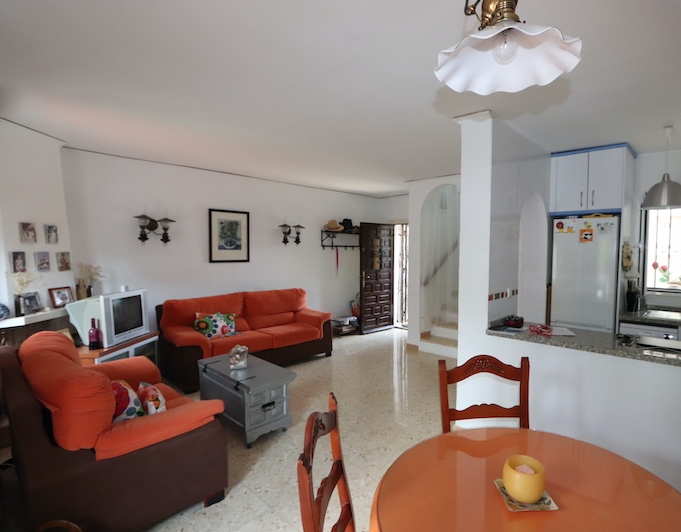 Cozy townhouse just 400m from the beach.