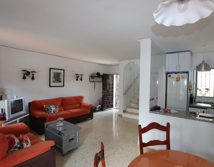 Cozy townhouse just 400m from the beach.