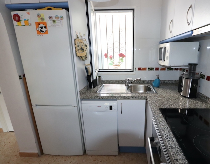 Cozy townhouse just 400m from the beach.