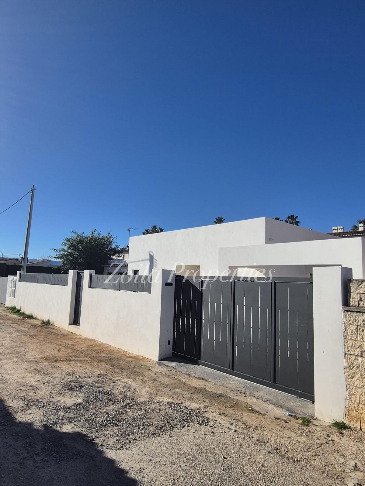 Chalet indépendant en première ligne. Neuf.