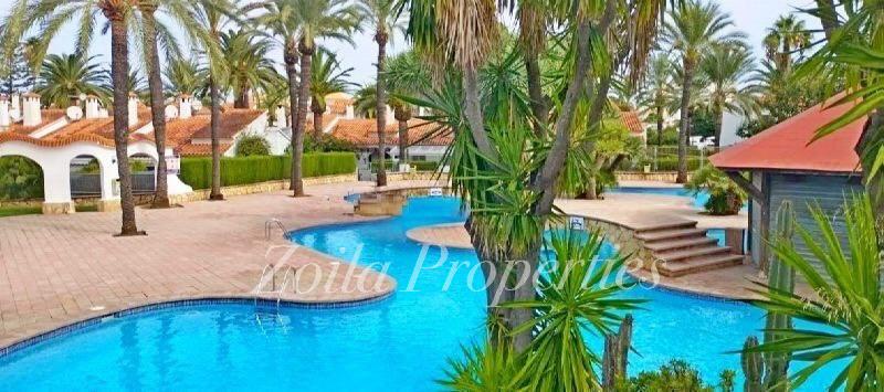 Cozy townhouse just 400m from the beach.