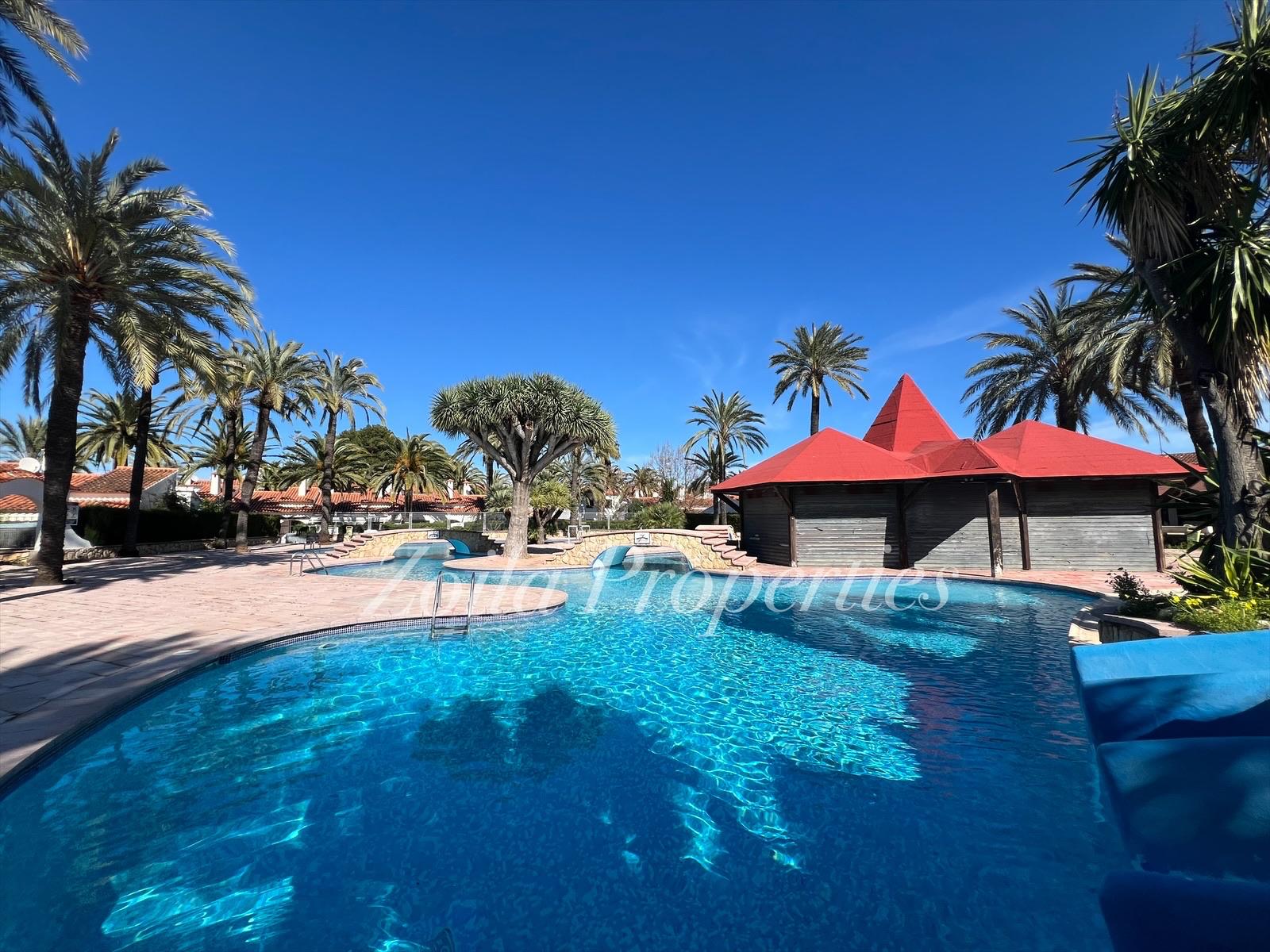 Cozy townhouse just 400m from the beach.
