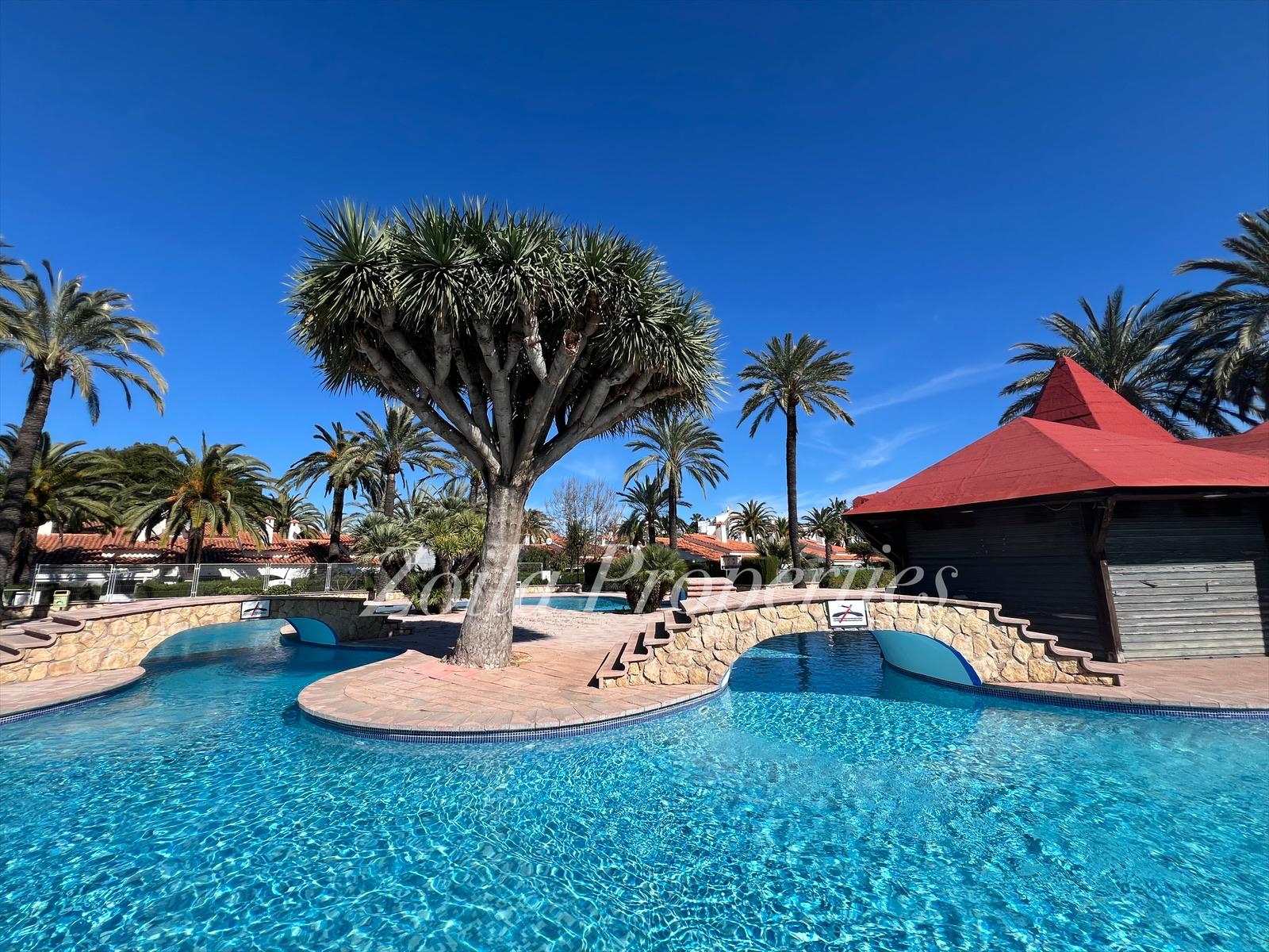 Cozy townhouse just 400m from the beach.