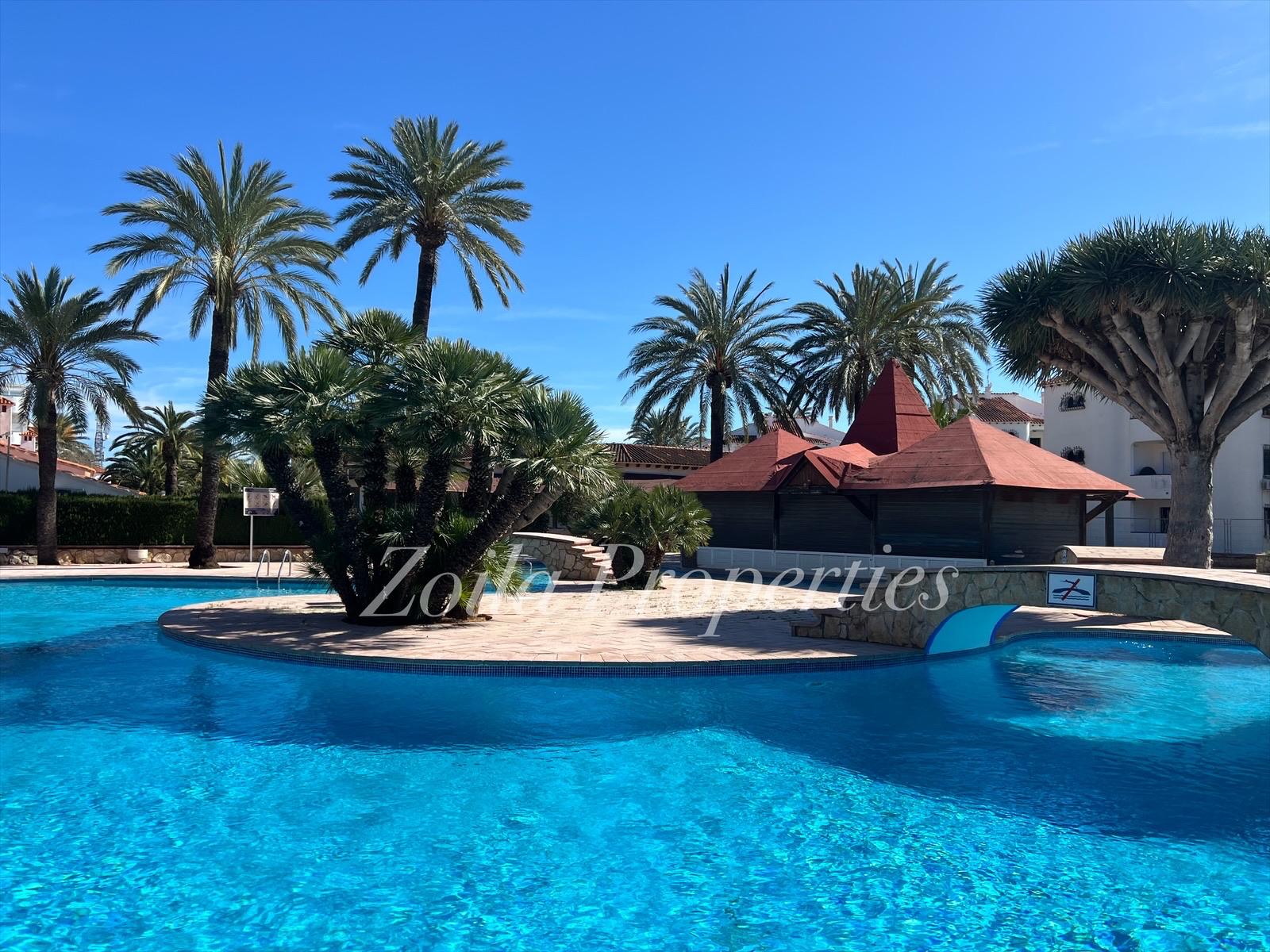Cozy townhouse just 400m from the beach.