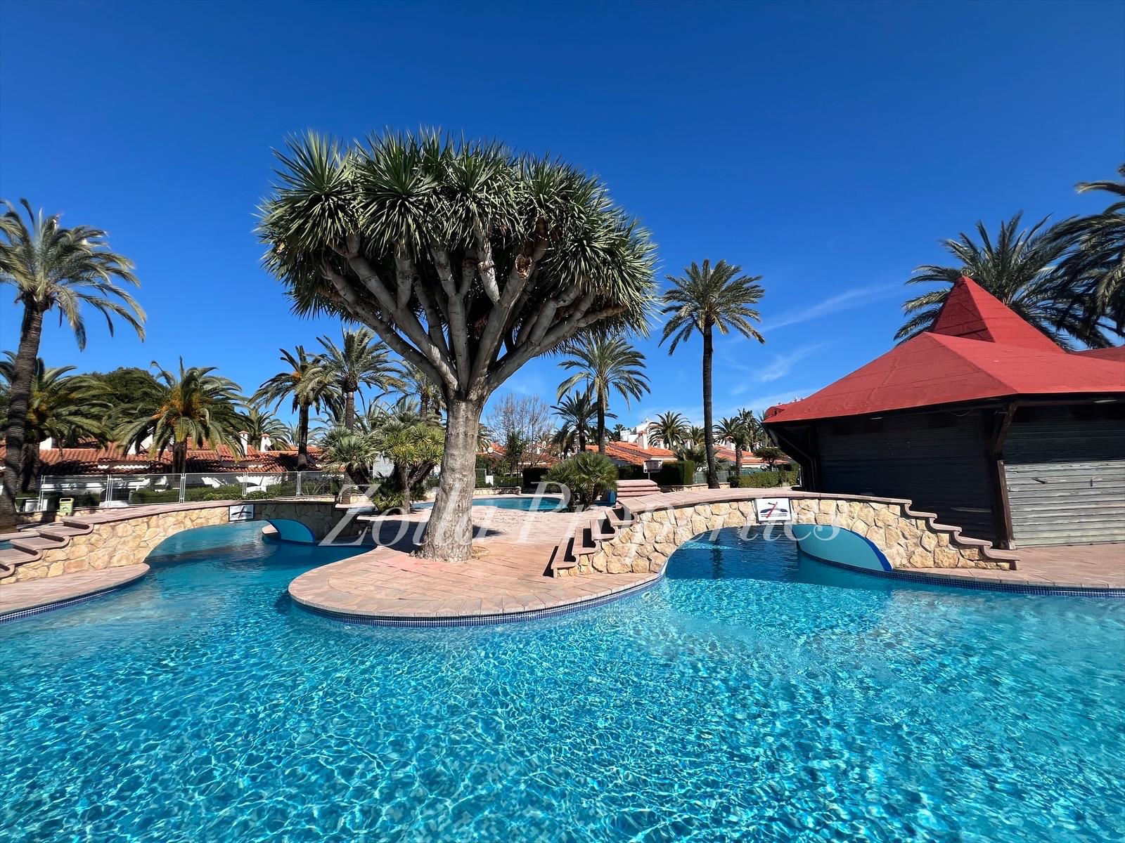 Cozy townhouse just 400m from the beach.