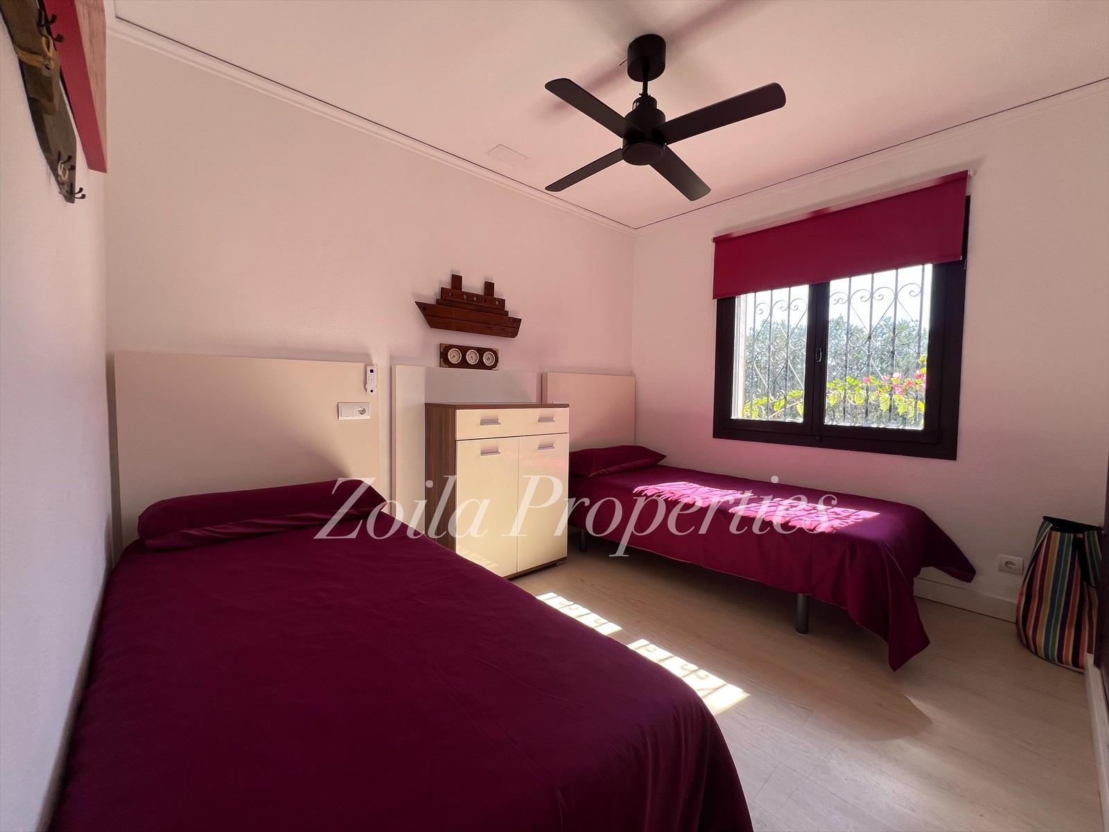 Cozy townhouse just 400m from the beach.