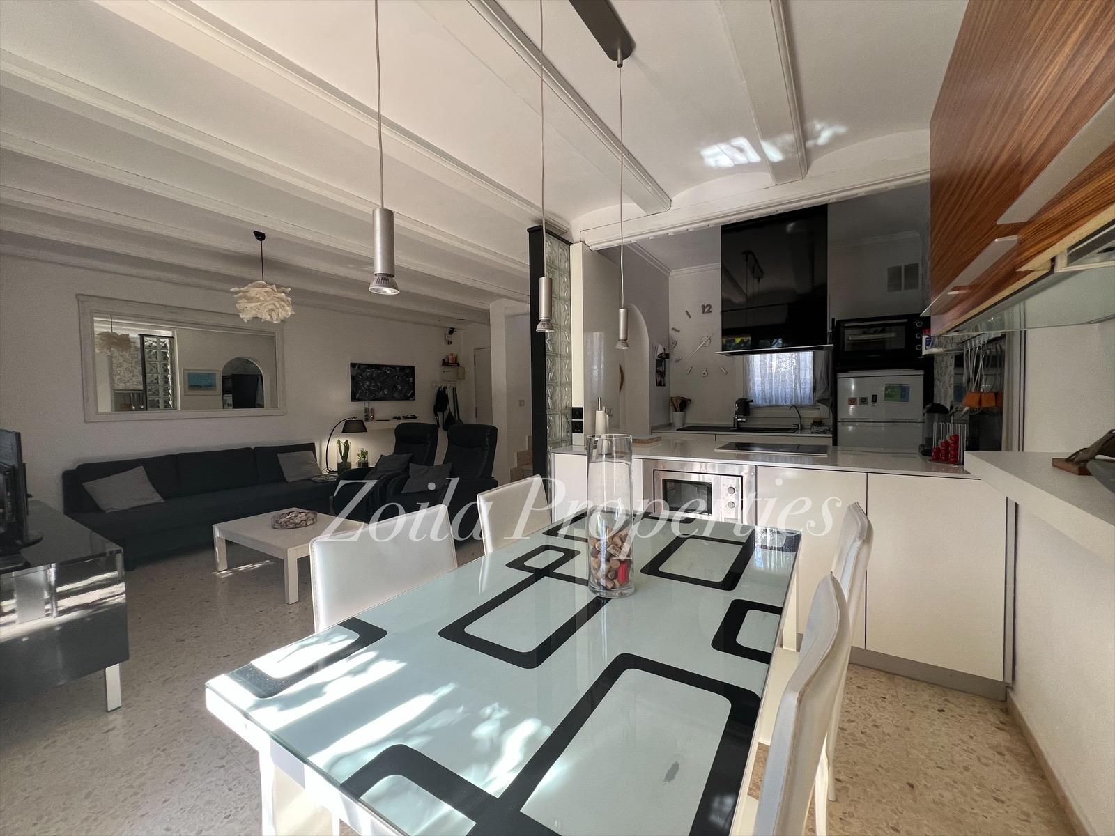 Cozy townhouse just 400m from the beach.