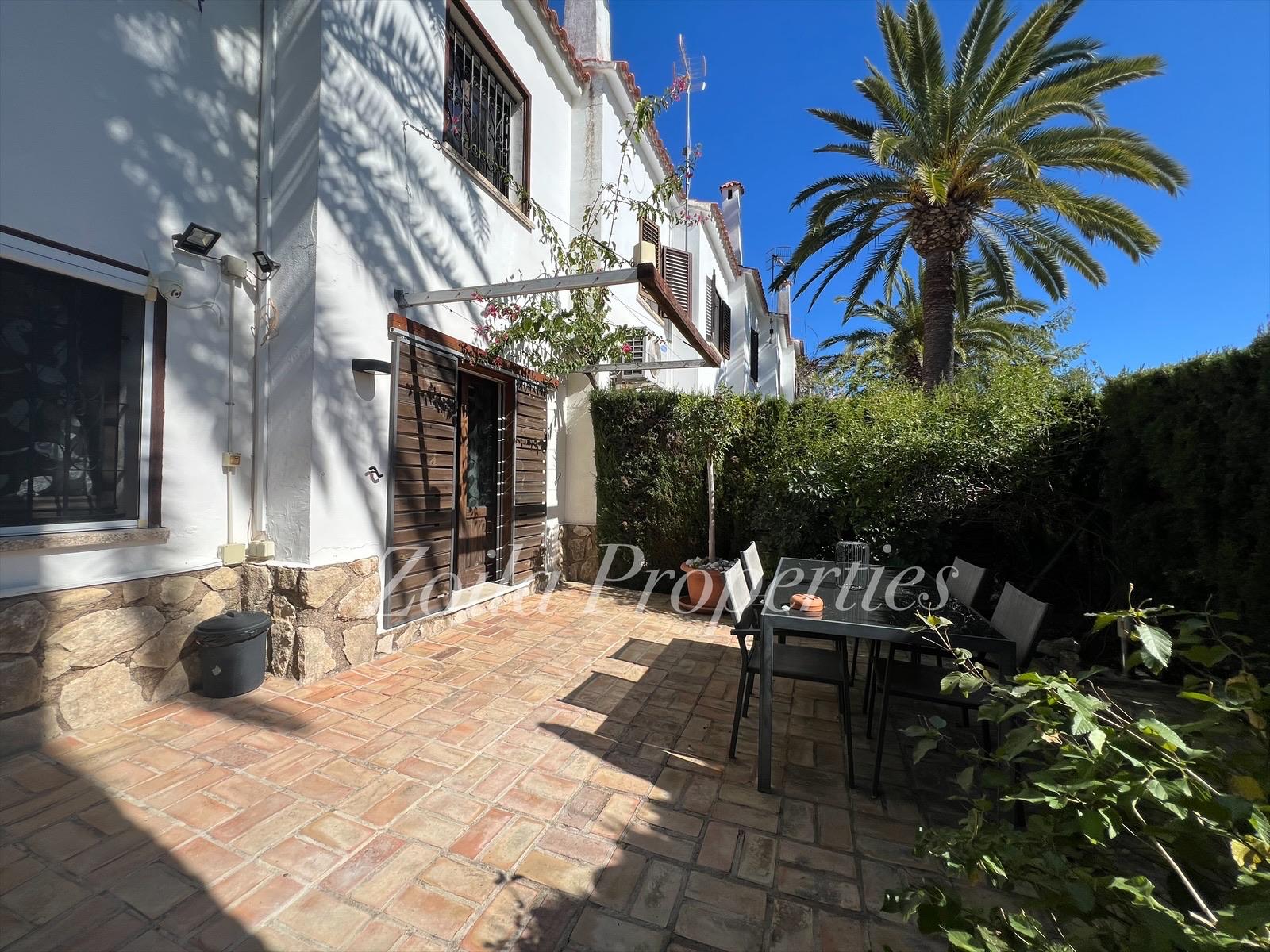 Cozy townhouse just 400m from the beach.