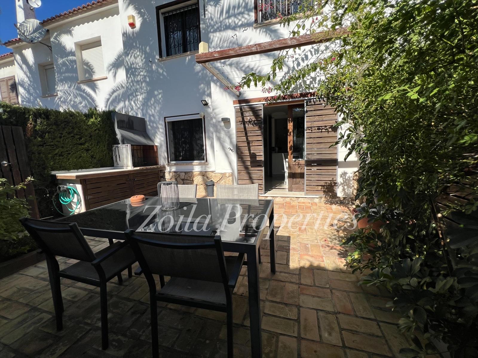 Cozy townhouse just 400m from the beach.