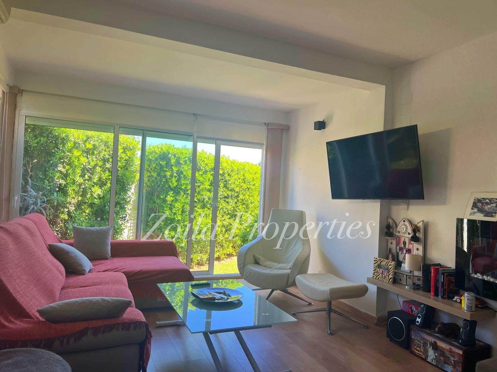 Apartamento bajo esquina en primer linea.