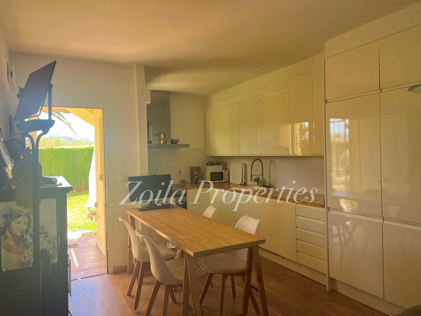 Apartamento bajo esquina en primer linea.