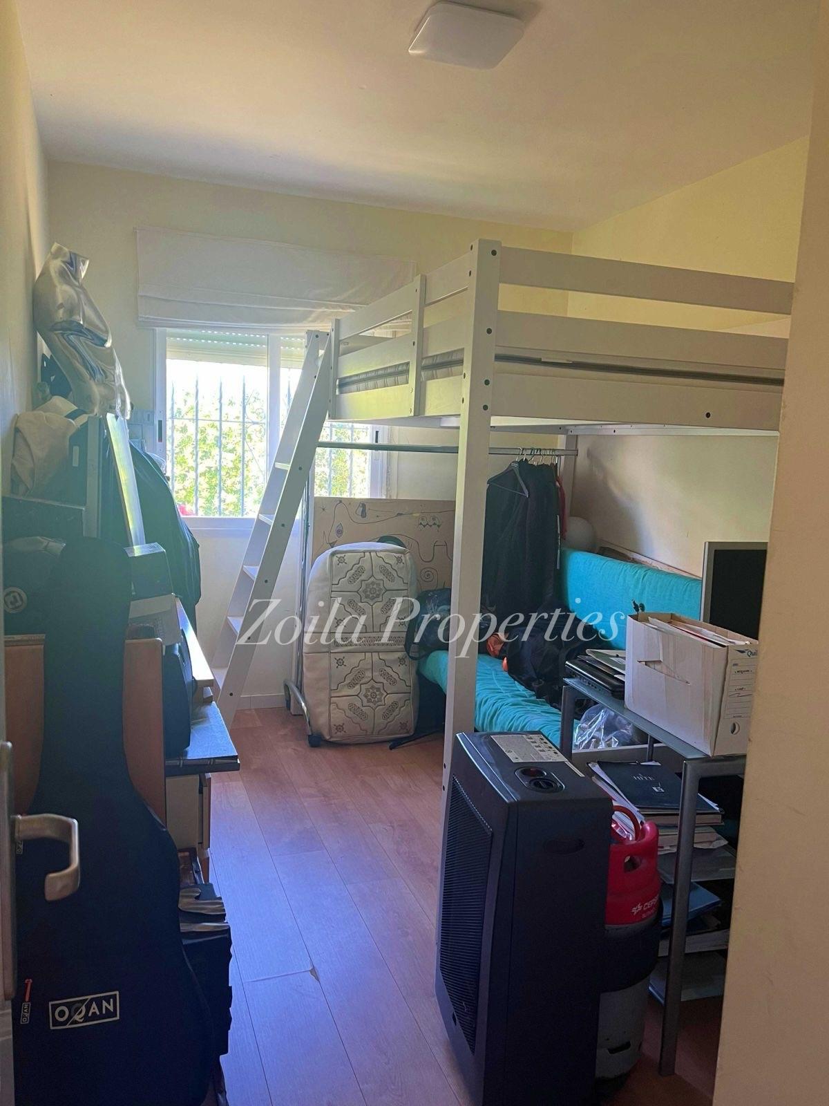 Apartamento bajo esquina en primer linea.