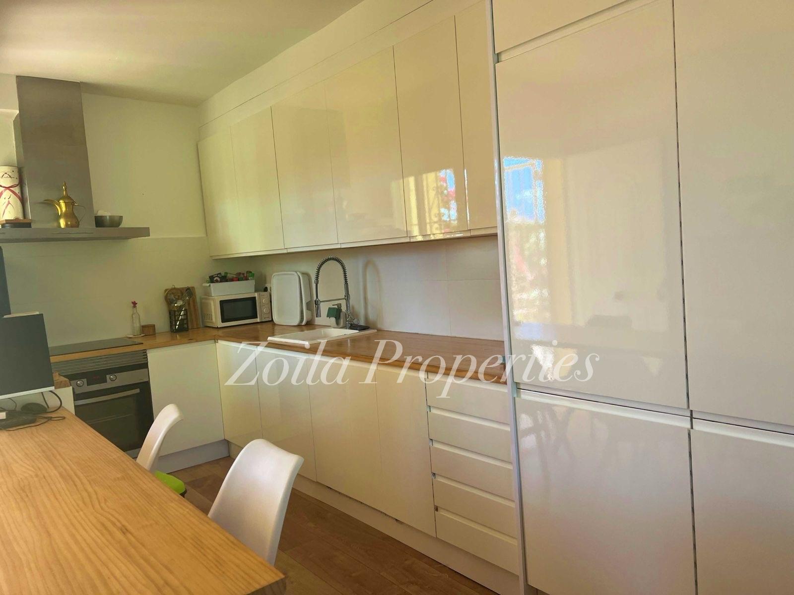 Apartamento bajo esquina en primer linea.