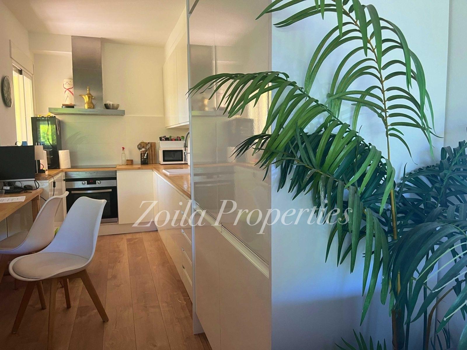 Apartamento bajo esquina en primer linea.