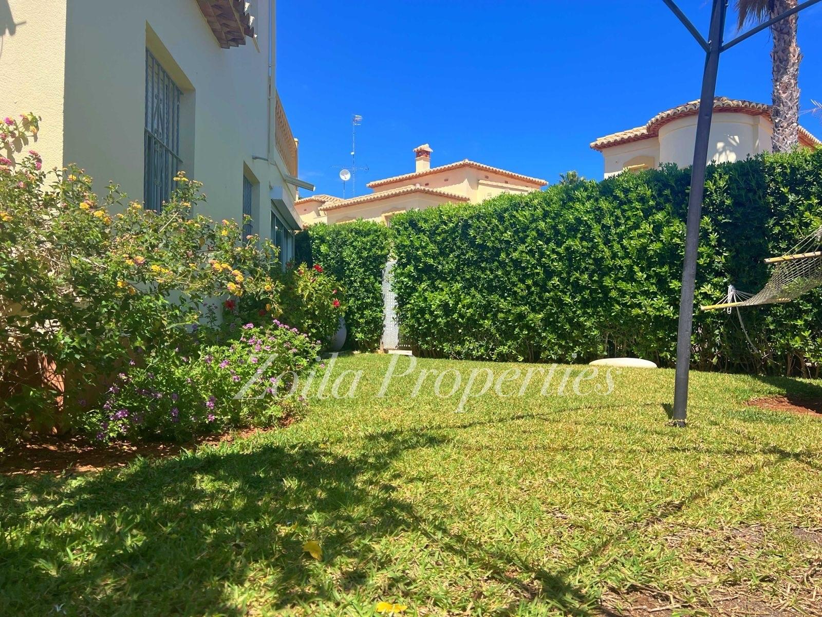 Apartamento bajo esquina en primer linea.