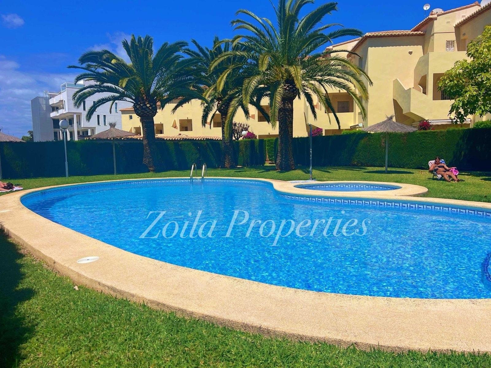 Apartamento bajo esquina en primer linea.