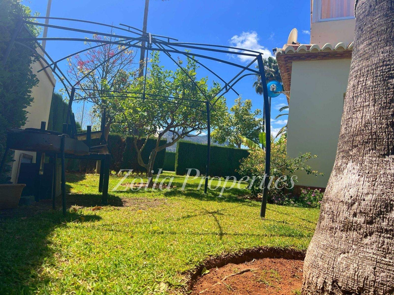 Apartamento bajo esquina en primer linea.