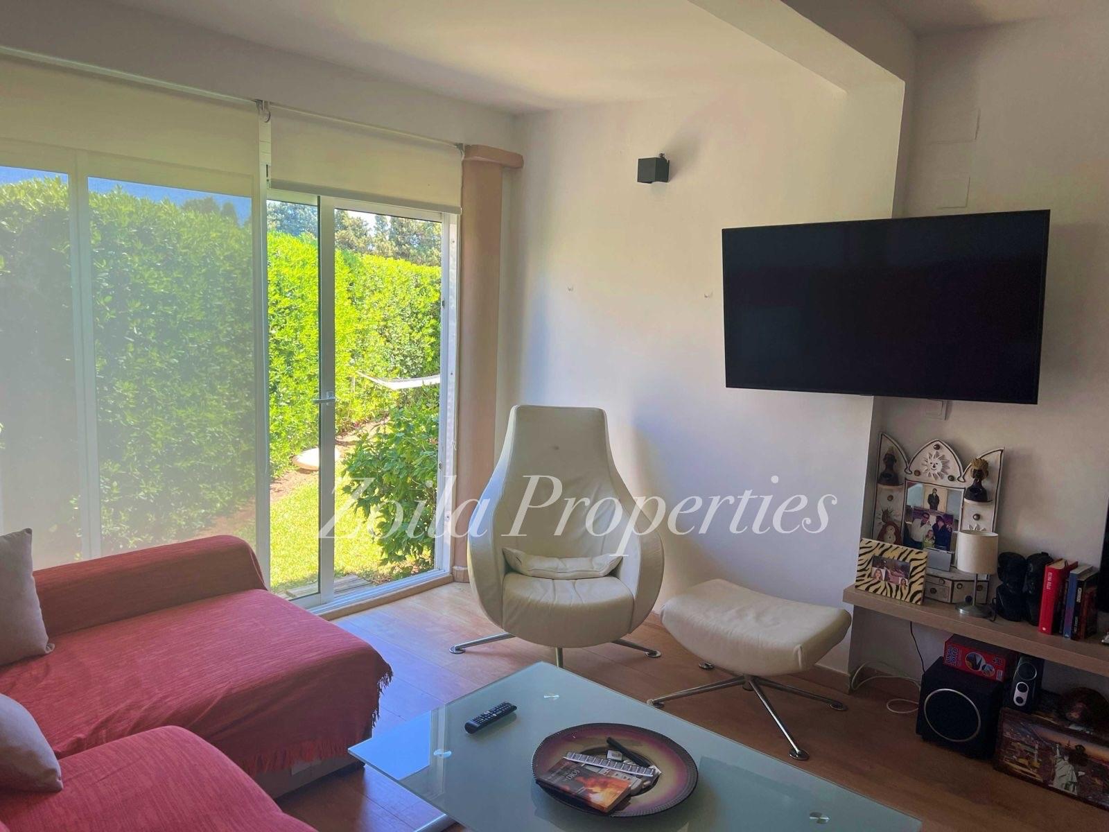 Apartamento bajo esquina en primer linea.