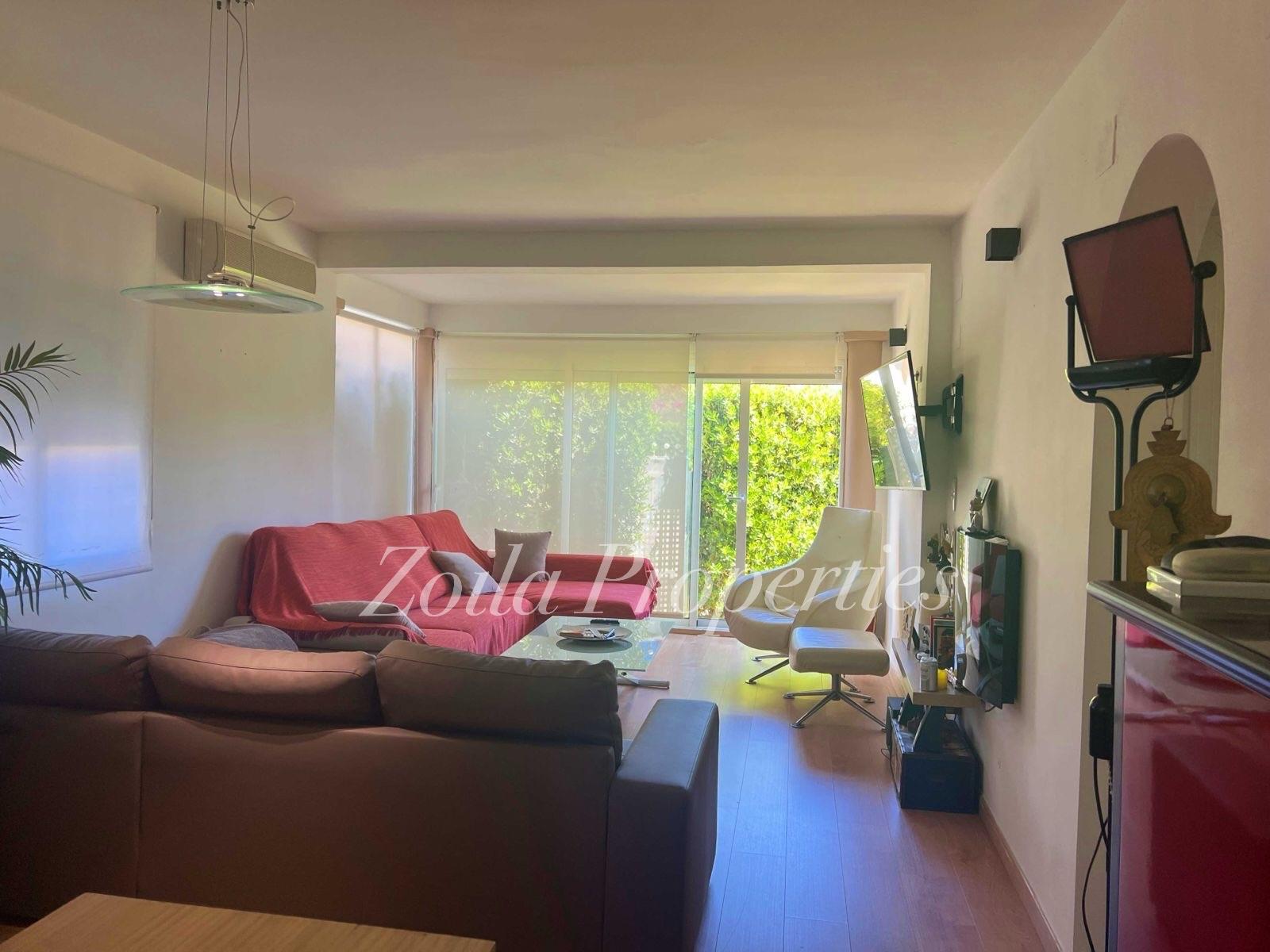 Apartamento bajo esquina en primer linea.