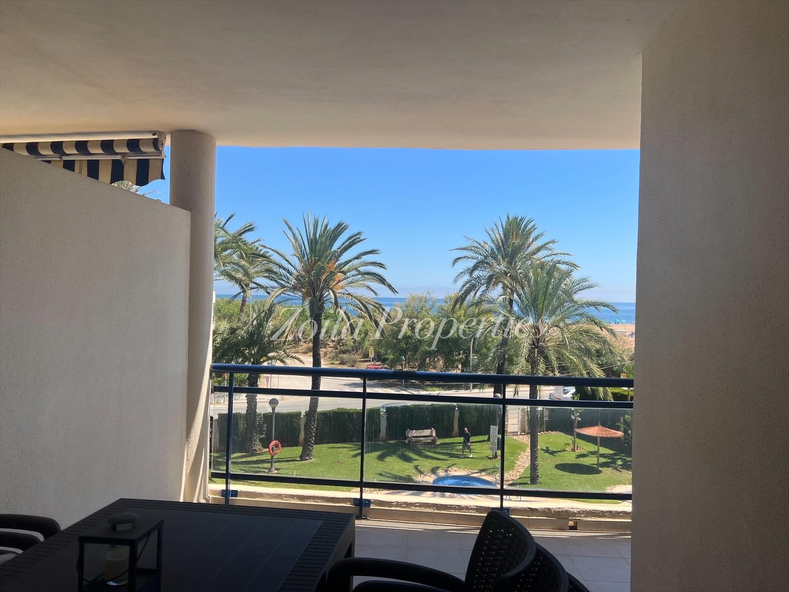 Bonito apartamento con vistas al mar.