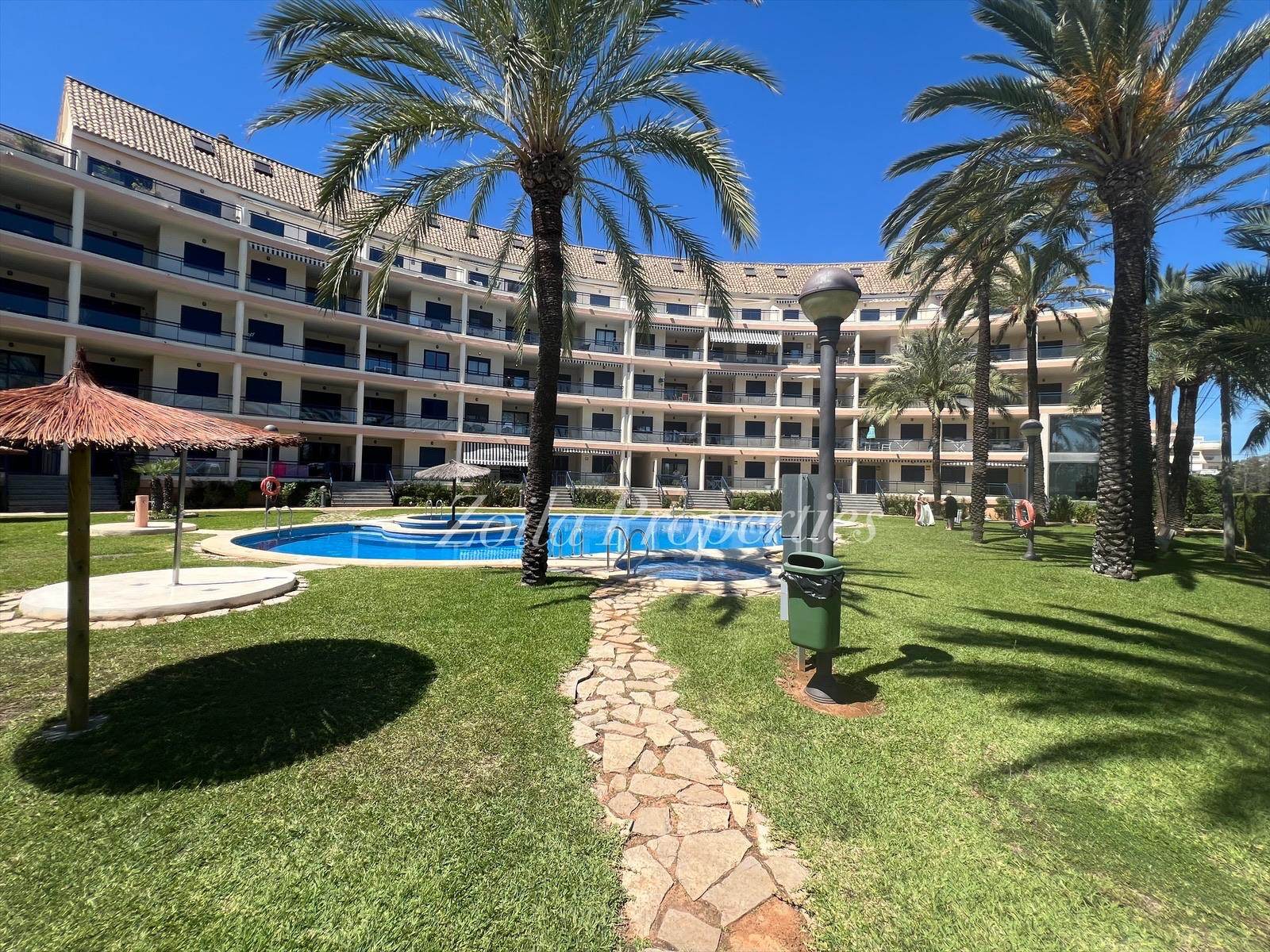 Bonito apartamento con vistas al mar.