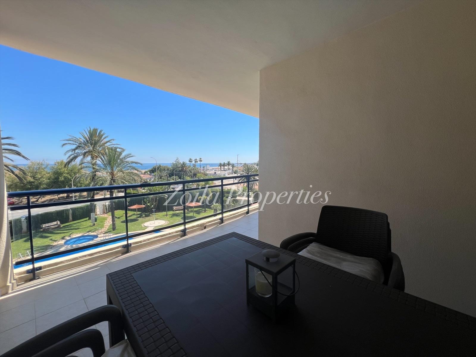 Bonito apartamento con vistas al mar.