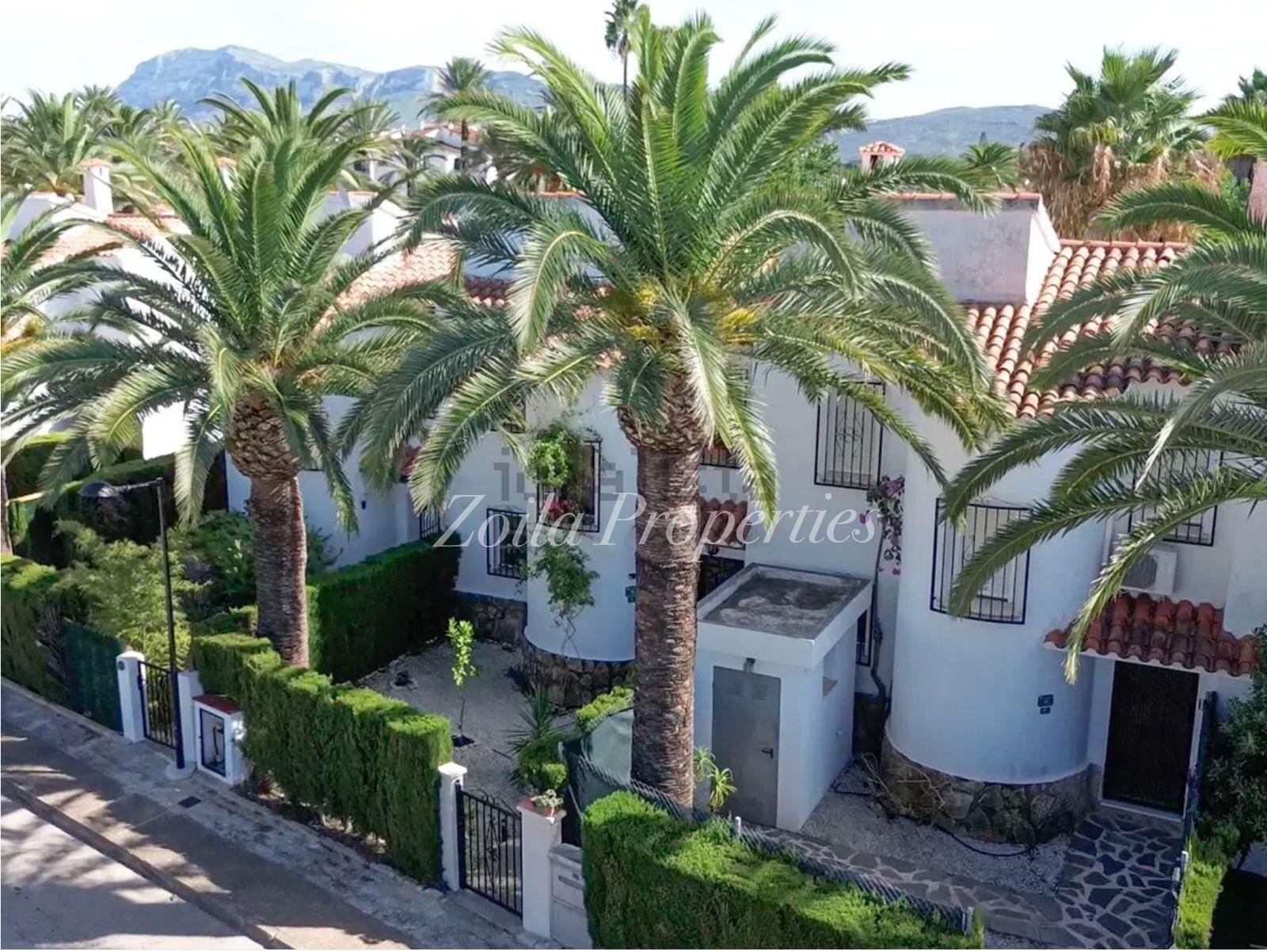 Cozy townhouse just 400m from the beach.