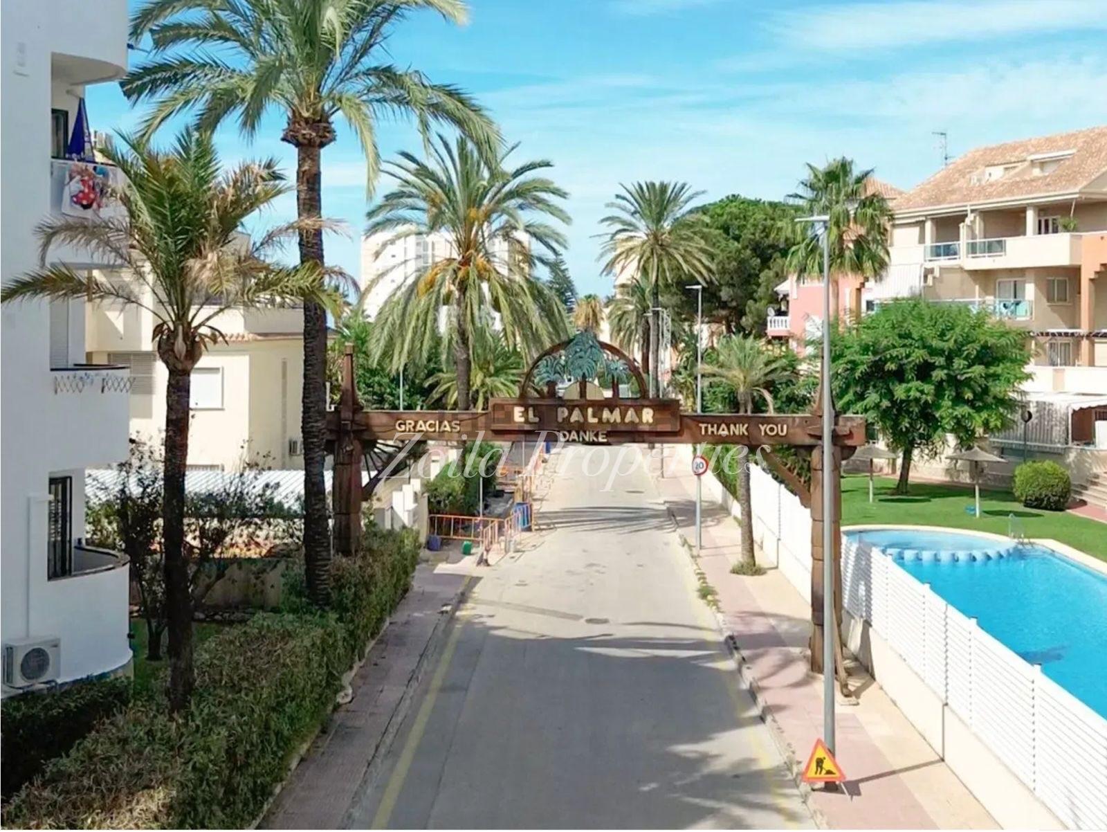 Cozy townhouse just 400m from the beach.