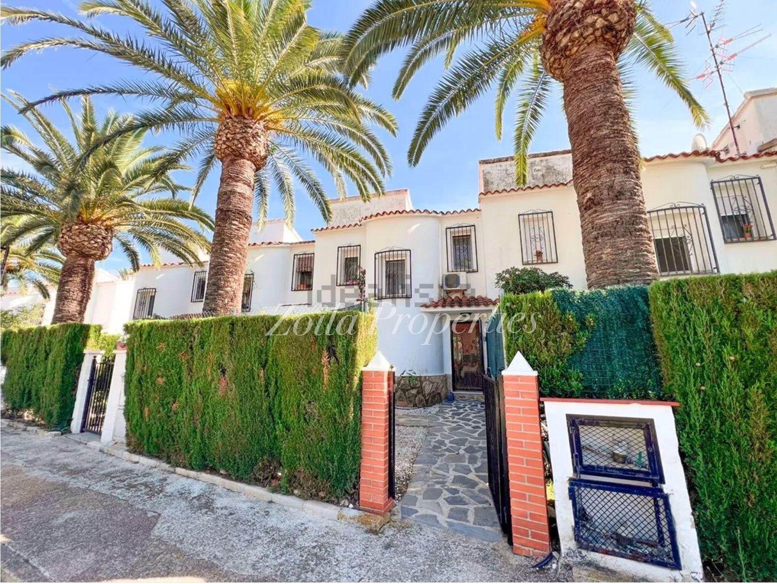 Cozy townhouse just 400m from the beach.