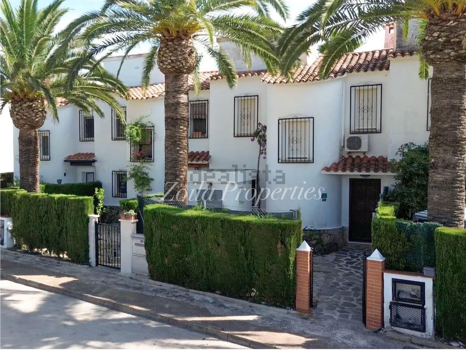 Cozy townhouse just 400m from the beach.