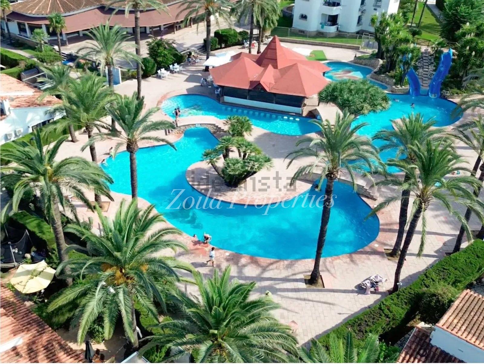 Cozy townhouse just 400m from the beach.