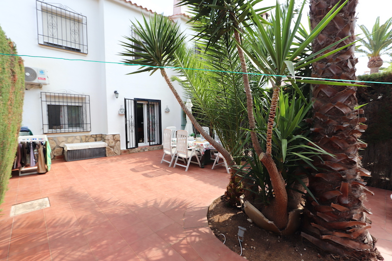 Cozy townhouse just 400m from the beach.