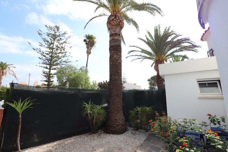 Cozy townhouse just 400m from the beach.
