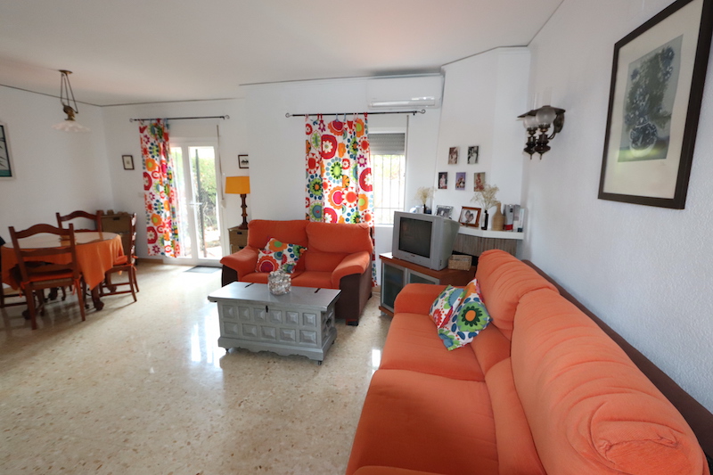 Cozy townhouse just 400m from the beach.