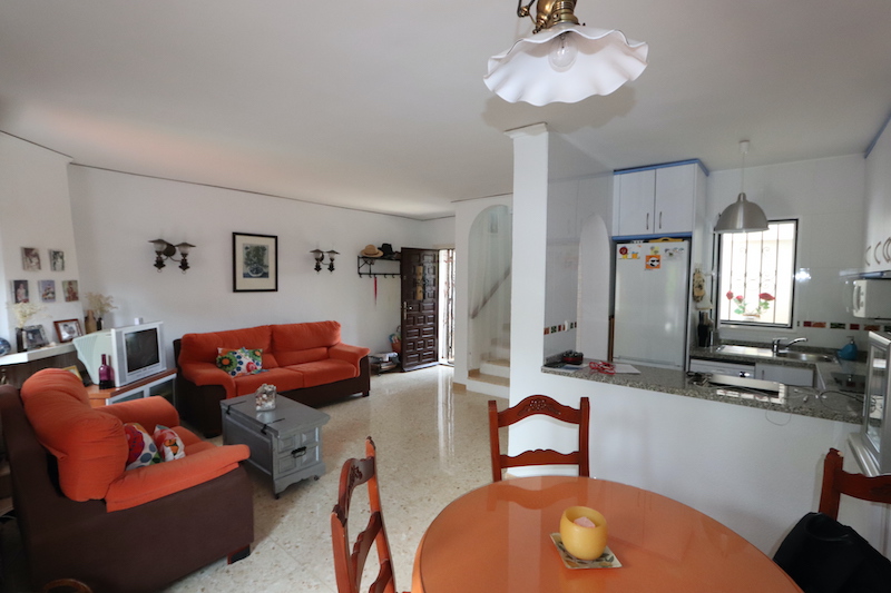 Cozy townhouse just 400m from the beach.