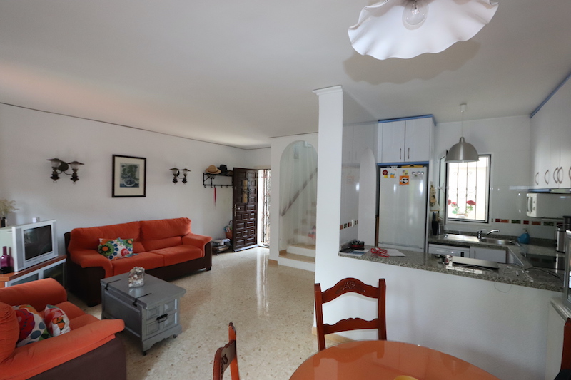 Cozy townhouse just 400m from the beach.