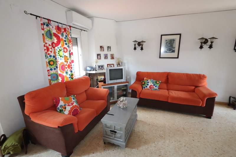 Cozy townhouse just 400m from the beach.